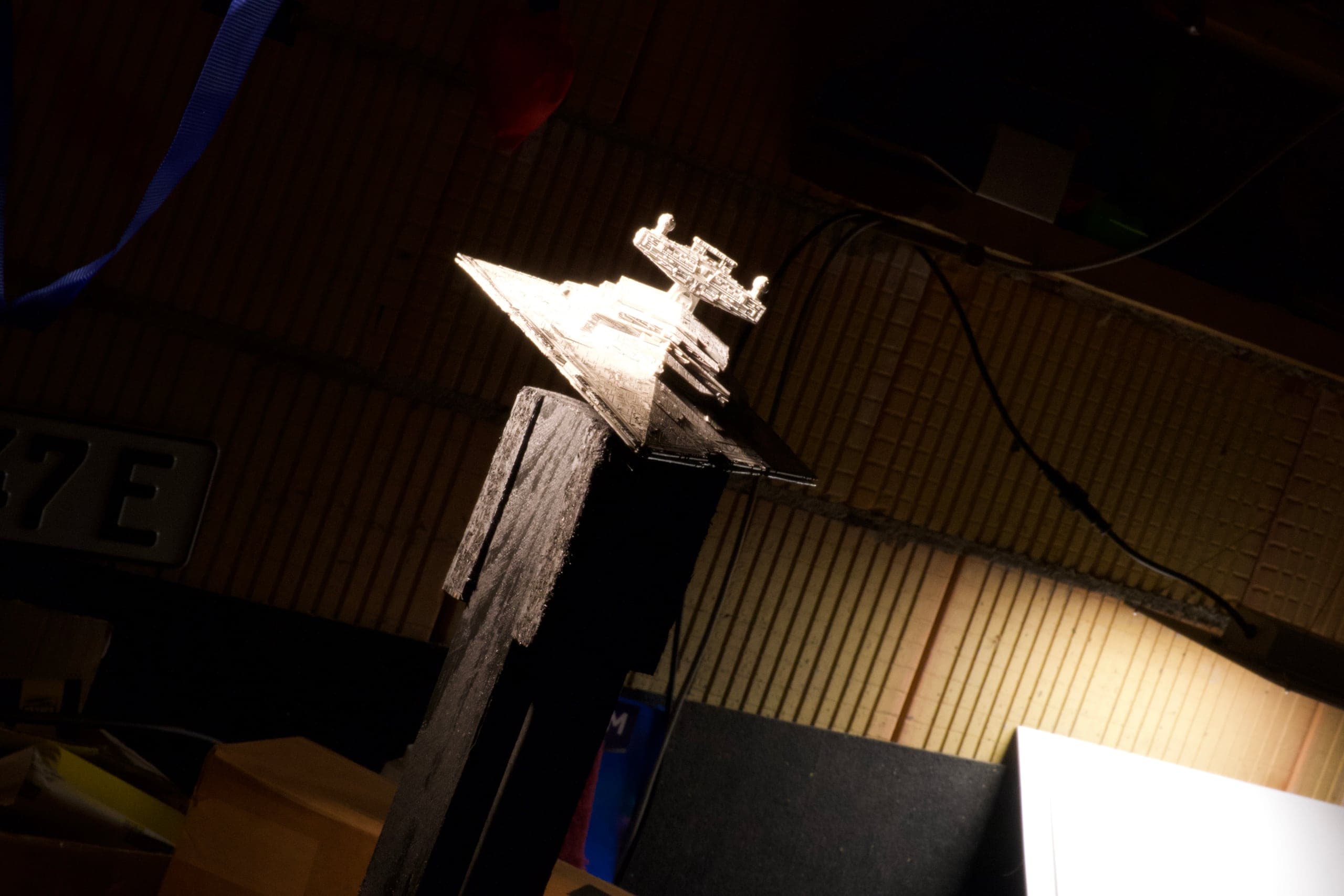 Wide view of the workshop with the miniature on its stand